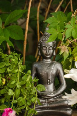 Bahçedeki çiçekli Gautama Buddha dekoratif heykeli 
