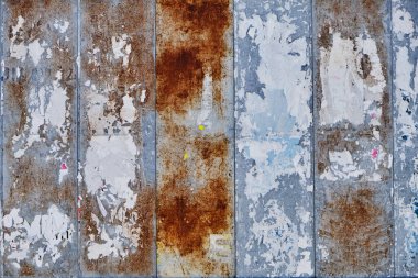 Reklam posterleri olan eski ilan panosu duvarları dinleniyor, grunge arkaplan veya doku