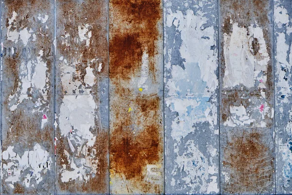 Reklam posterleri olan eski ilan panosu duvarları dinleniyor, grunge arkaplan veya doku