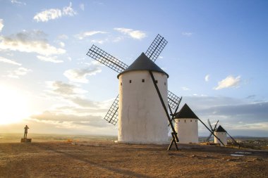 Eski efsanevi yel değirmenleri Alcazar de San Juan, La Mancha, İspanya
