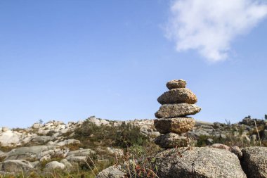 Dağ yolundaki Cairn ya da taş işareti 
