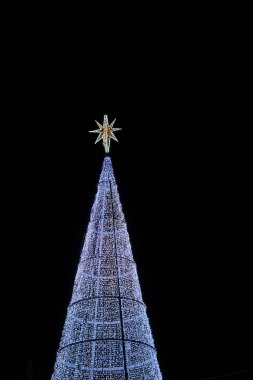 Yönlendirilmiş ışıkları olan geleneksel Noel ağacı