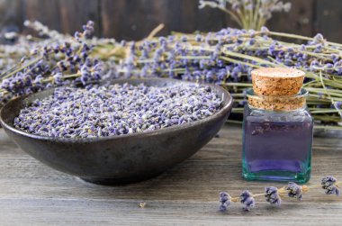 Kurumuş lavanta çiçekleri ve küçük şişede aroması. 