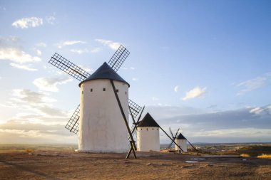 Eski geleneksel kule değirmenleri Alcazar de San Juan, La Mancha, İspanya