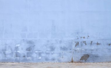 Nemli ve soyulmuş boyalı mavi alçı duvar, kentsel kirli arka plan veya doku 
