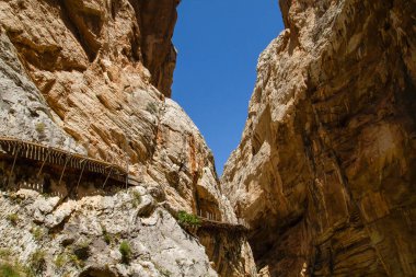 Gaitanes Boğazı 'ndaki Caminito del Rey geçidi, Malaga, İspanya' daki Guadalhorce nehir kanyonu.