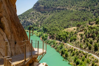 Gaitanes Boğazı 'ndaki Caminito del Rey geçidi, Malaga, İspanya' daki Guadalhorce nehir kanyonu.