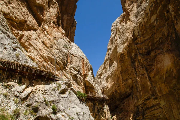 Gaitanes Boğazı 'ndaki Caminito del Rey geçidi, Malaga, İspanya' daki Guadalhorce nehir kanyonu.