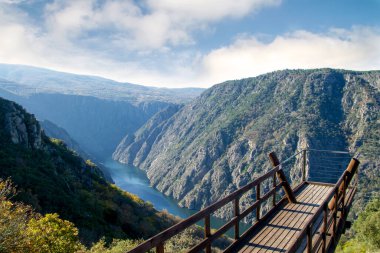 Ribeira Sacra, Galiçya, İspanya 'daki Sil Nehri Kanyonu manzaralı ahşap geçit.