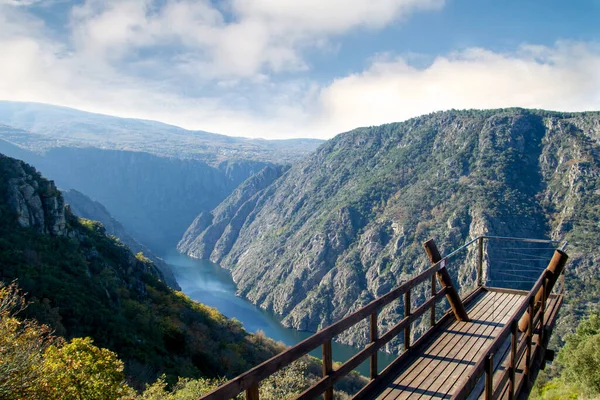 Ribeira Sacra, Galiçya, İspanya 'daki Sil Nehri Kanyonu manzaralı ahşap geçit.