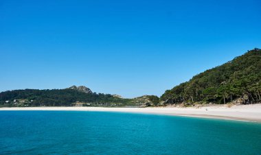 Cies Adaları 'ndaki Rodas Plajı doğa rezervi, beyaz kum ve berrak turkuaz su. Galiçya Ulusal Parkı Atlantik Adaları, İspanya.