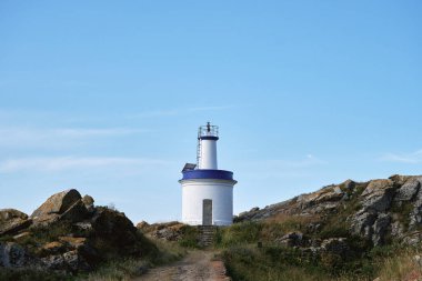 Galiçya Ulusal Parkı 'nın Atlantik Adalarındaki Cies Adalarından biri olan Illa do Faro' daki Da Porta deniz feneri..
