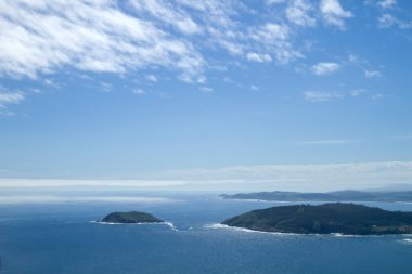 Illa Coelleira ve Ria İspanya 'nın Galiçya kıyı şeridinde Barqueiro manzarası yapıyorlar. 