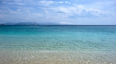 Cies Adaları 'ndaki Rodas Plajı doğa rezervi, beyaz kum ve berrak turkuaz su. Galiçya Ulusal Parkı Atlantik Adaları, İspanya.