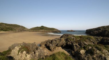 İspanya 'nın Barro, Asturias sahilinde alçak su akıntısı