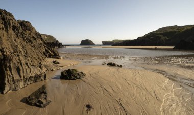 İspanya, Asturias 'ın batı kıyısındaki kumlu sahilde kayma izleri var.