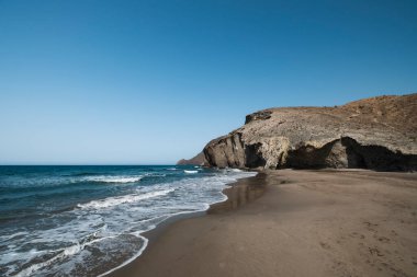Monsul 'daki güzel kumsal ve volkanik kayalıklar - Cabo de Gata-Nijar Doğal Parkı' ndaki El Barronal kompleksi, Almerya, İspanya
