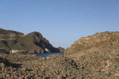 Punta Baja, Cabo de Gata-Nijar Doğal Parkı, Almerya, İspanya 'daki volkanik kubbede terk edilmiş taş ocakları.