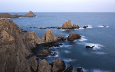 Volkanik kaya oluşumları Arrecife de las Sirenas in Cabo de Gata-Nijar Natural Park, Almeria, İspanya