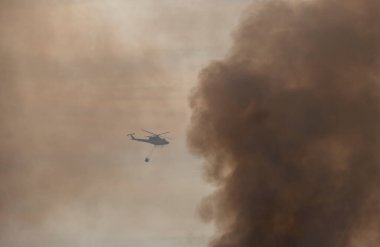 İspanya 'nın başkenti Ourense' de çıkan yangınlar sırasında Helikopeter 'in duman bulutuna doğru uçtuğunu duyurdu.
