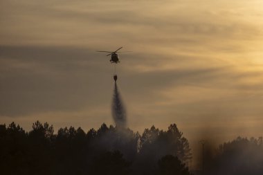 Helyum kovalı su bombacısı helikopteri. Galiçya, İspanya 'daki yangında çalışıyor.