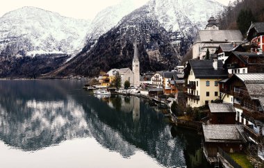 Hallstatt Kış Manzarası, geleneksel Avustralya ahşap köyü, gölün yansıması