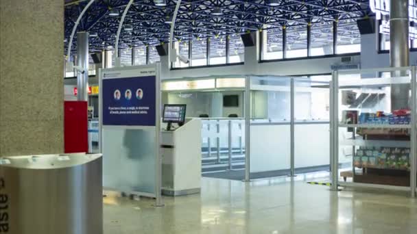 Toeristen en reizigers worden gescand op Coronavirus bij de ingang van de luchthaven, Covid 19 Pandemic Time Lapse op Malta Airport, Malta op 16 september 2020 — Stockvideo