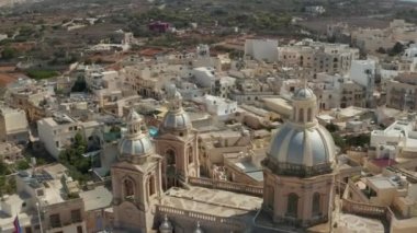 Malta Adası 'ndaki Küçük Akdeniz Kasabası' ndaki Mavi ve Bej Kilisesi, Günbatımında Hava Eğilimi