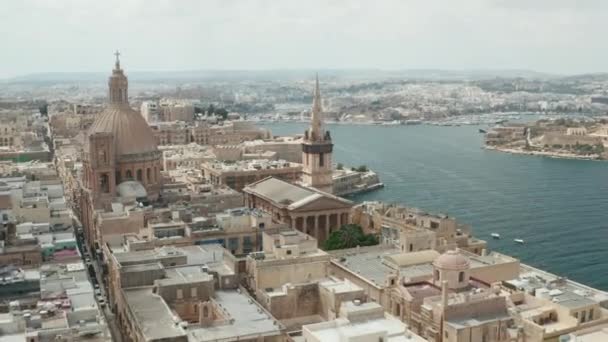 Vacker kyrka i Valletta, Malta, Madonna tal Karmnu Basilika av vår dam av Mount Carmel, antenn Skjut höger vid utsikten — Stockvideo