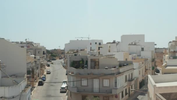 Puste miasto duchów, małe śródziemnomorskie miasto na wyspie Malta, brak ludzi podczas pandemii i zamknięcia Covid 19, widok z lotu ptaka — Wideo stockowe