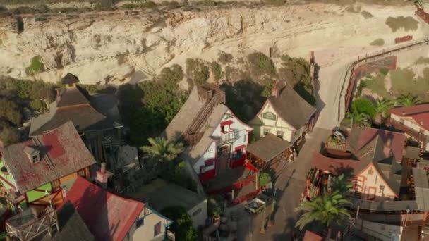 Kleine, mooi ogende Houten Huizen in klein vissersdorpje op Eiland in Zonsondergang licht, LuchtDrone perspectief — Stockvideo