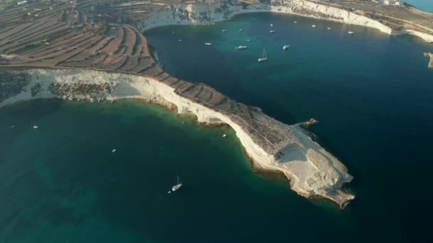 Välimeren niemimaa Maltan saari auringonlaskussa turkoosi sininen vesi, Aerial slide oikealle — kuvapankkivideo