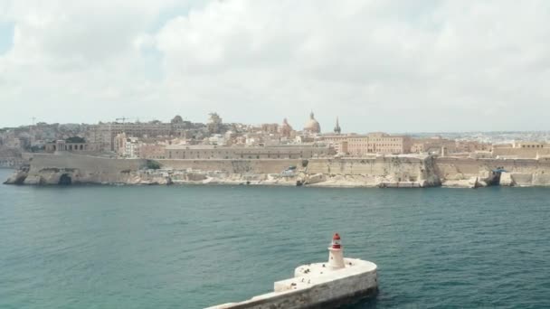 Maltas Hauptstadt Valletta vom Ozeanblick aus, Luftwagen vorwärts in Richtung Beige City im blauen Wasser im Vordergrund — Stockvideo