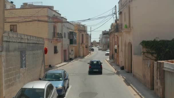 Einsames Auto in leerer Geisterstadt, mediterrane Häuser in Beige und Braun auf Malta während der Coronavirus Covid 19 Pandemie und Aussperrung, langsamer Vorwärtsflug — Stockvideo
