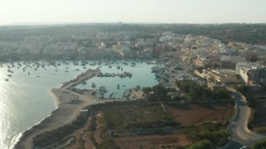 Sahil kasabası, Malta Adası 'nda teknelerle dolu Sunset' te, Hava Aracı perspektifi