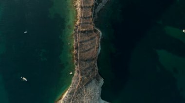 Akdeniz Burnu Günbatımı ışığı turkuvaz mavisi su, Havadan Kuşların Gözü Yukarıdan Aşağıya Görünüm