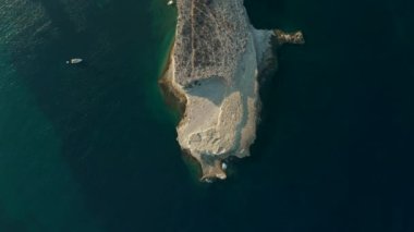 Akdeniz Burnu, güneş batarken Malta adası turkuvaz mavisi su, yukarıdan yukarıdan yukarıdan aşağı kuş bakışı.