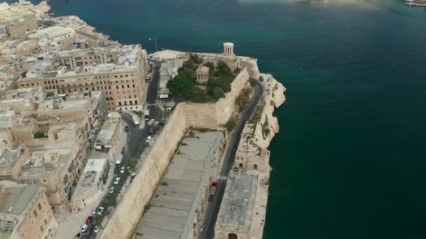 Široký pohled na starobylou zahradu Horní Barrakka ve Vallettě, hlavní město Malty z leteckého hlediska — Stock video