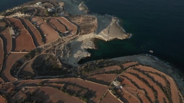 St Peters Basen słynnej miejscowości turystycznej na Malcie Wyspa z turystyką w zachodzie słońca Lato światło, z lotu ptaka widok — Wideo stockowe