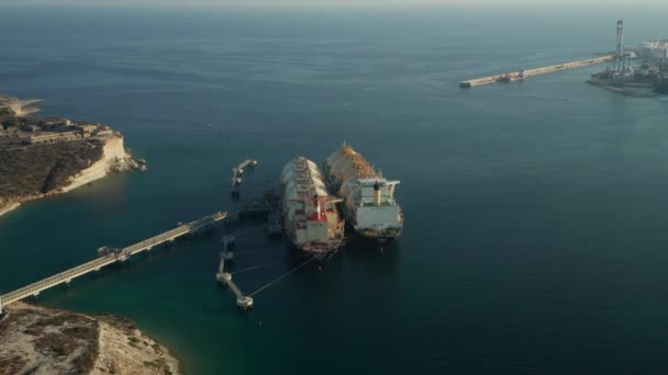 Riesige LNG-Gastanker, die Gas in riesigen Containern im Ozean vor der Mittelmeerinsel Malta lagern, Aerial Dolly vorwärts — Stockvideo