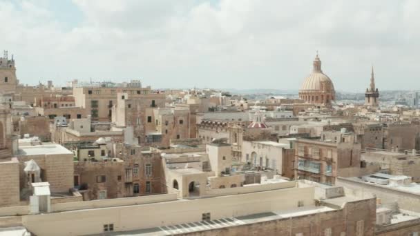 Aerea che stabilisce ampio colpo di Valletta City, capitale dell'isola di Malta in colore beige con bellissimi tetti Paesaggio paesaggistico alla luce del giorno, prospettiva drone — Video Stock