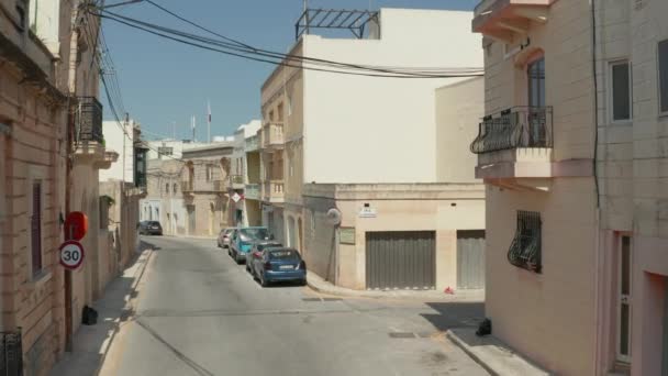 Petite ville méditerranéenne rue vide à cause du coronavirus Covid 19 Pandémie et verrouillage, poupée aérienne avant entre les maisons de couleur beige et sable — Video