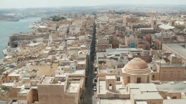 Valletta 'nın çatılarının üzerinde, Malta Başkent Havadan Kuş Gözü Bej Kum Renkli Evler ve Okyanus Görünümü — Stok video