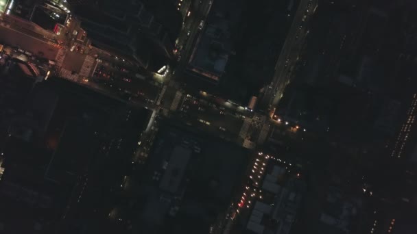 AERIAL: Voo aéreo de Manhattan à noite com luz brilhante da cidade em Nova York — Vídeo de Stock