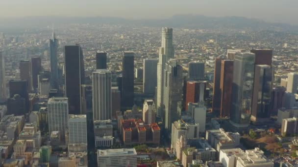 AERIAL: Fotografia de tirar o fôlego do centro de Los Angeles, Califórnia Skyline em bela luz solar, céu azul, — Vídeo de Stock