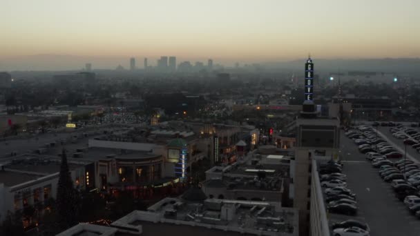 AERIAL: Over Shopping Mall the Grove Świąteczne wibracje Los Angeles, Kalifornia, Zachód słońca Circa 2018 — Wideo stockowe