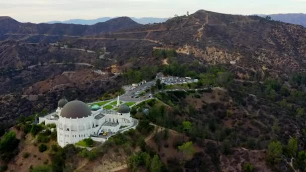 AERIAL: több mint Griffith Obszervatórium Hollywood Hills a Daylight, Los Angeles, California, Cloudy — Stock videók