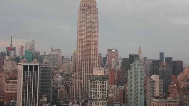 AERIAL: Volando hacia, primer plano del Empire State Building al atardecer, Dawn Circa 2018 — Vídeo de stock