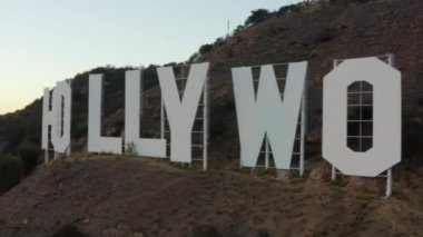 Sunset, Los Angeles, Kaliforniya 'daki Hollywood Tabelasına çok yakın. 