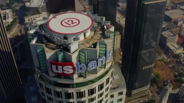 AERIAL: ABD Bank Tower 'a yakın, Los Angeles, California' da gökdelen, Kasım 2018 'de Gün ışığı — Stok video